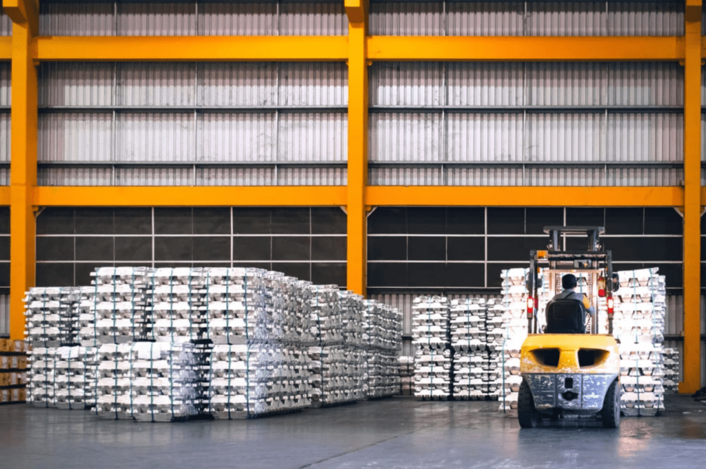 Industrial pallet and bulk storage warehouse in New Orleans LA with high-bay racking for B2B freight