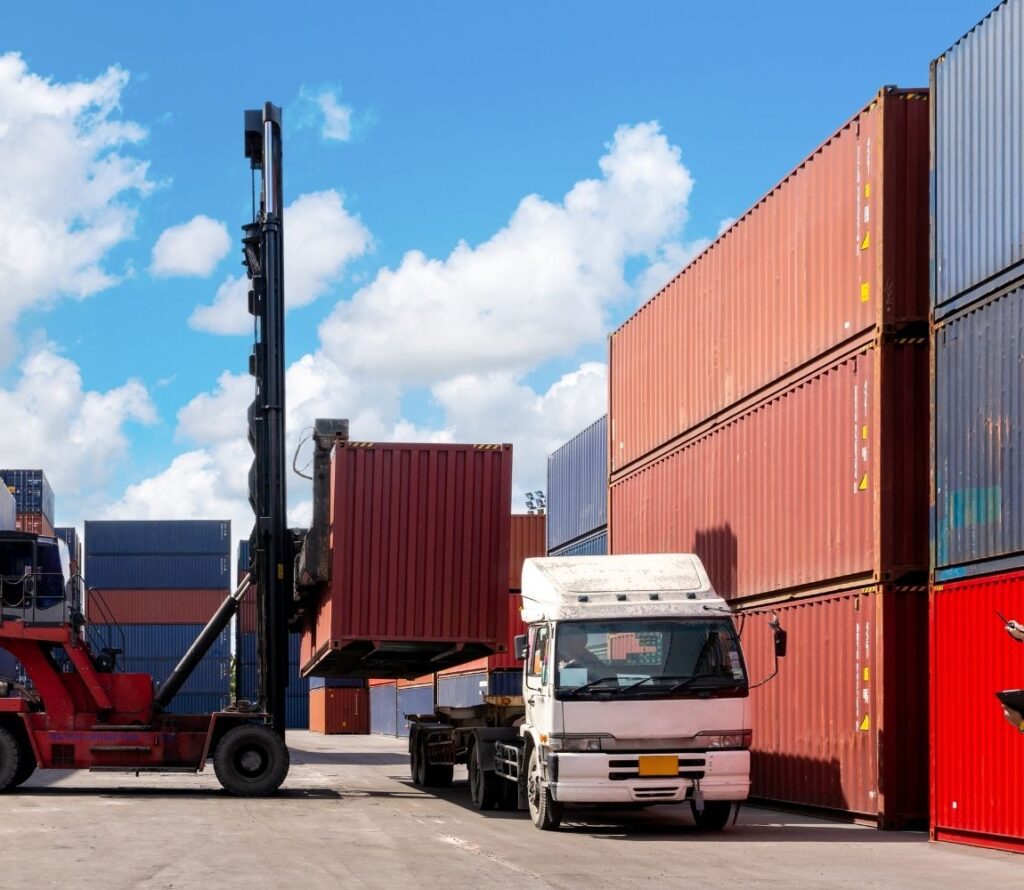 Utilize our expert transloading and drayage services for timely deliveries and cost savings in Milwaukee.