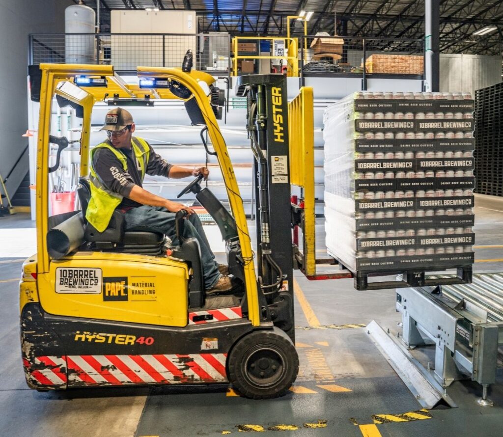Leverage our strategic location, fast services, and tailored solutions to take your logistics to the next level.