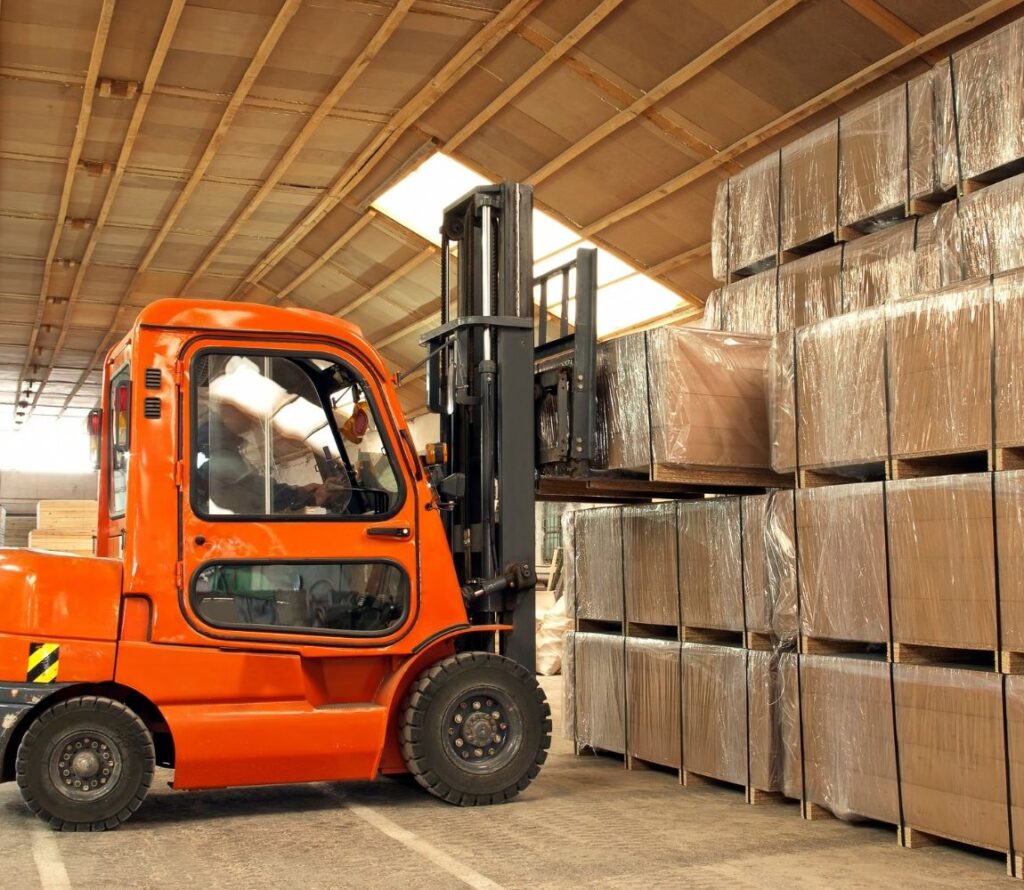 Benefit from our years of experience, cutting-edge transloading capabilities, and tailored cross-docking services to improve your logistics operations.