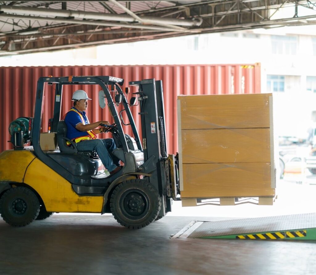 Cross-docking and pallet rework services available across the Kansas City metropolitan area
