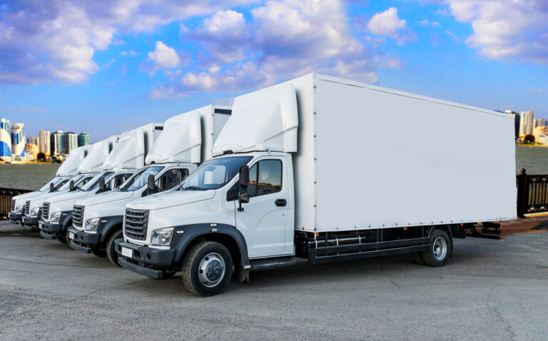 Box truck size chart with dimensions, volume, payload, and uses (10′–26′).